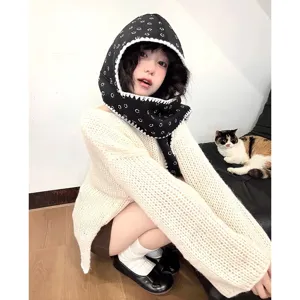 Femme tricoté capuche écharpe noir blanc visage souriant hiver chaud bonnet design élégant