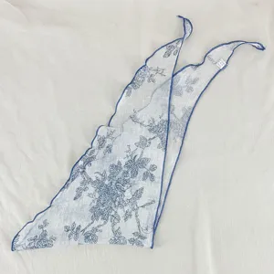 Foulard triangulaire imprime floral bleu vintage bandeau de cheveux accessoire de mode chic.