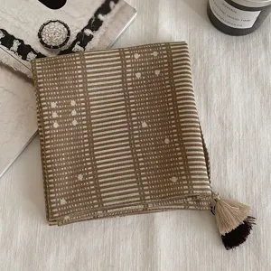 Foulard carré marron vintage à franges, bandeau de cheveux polyvalent et accessoire de sac.