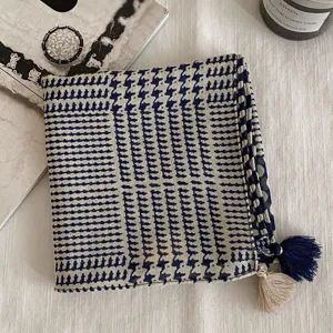 Vue détaillée d'un foulard en soie vintage motif pied-de-poule, élégant accessoire de cou.