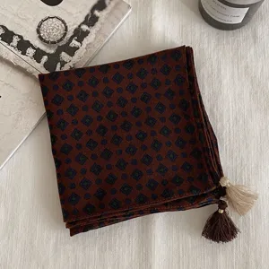 Foulard carre geometrique marron retro avec de jolis glands pour un style tres elegant.