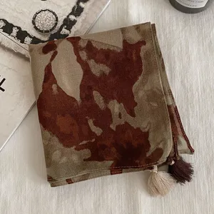 Carré de soie rétro imprimé abstrait marron avec pompons, élégant accessoire de cou chic.