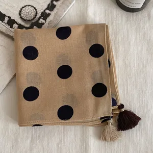 Foulard carre a pois vintage accessoire elegant et polyvalent pour femme chic et mode.