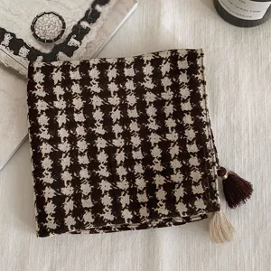Foulard carre vintage amotif pied-de-poule avec pompons, accessoire de sac et foulard de cou chic.