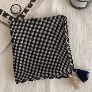 Foulard carré classique à motif pied-de-poule noir et blanc avec de jolies franges élégantes.