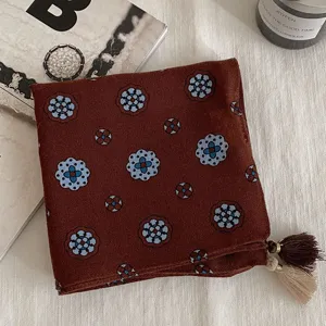 Foulard carré floral marron vintage avec pompons, accessoire rétro polyvalent pour cou et cheveux.