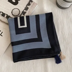 Foulard carré vintage à motif géométrique avec détail de gland, accessoire élégant et polyvalent.
