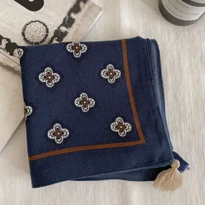 Foulard carré bleu marine style vintage classique avec un motif de trèfle très élégant.