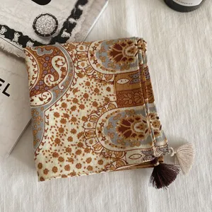 Foulard carré rétro à motif cachemire et franges, accessoire élégant et polyvalent pour femme.
