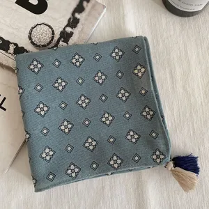 Foulard carré vintage imprimé trèfle à quatre feuilles bleu avec franges élégantes.