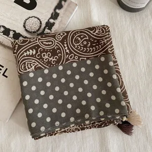 Foulard carre vintage motif cachemire et pois avec details de gland, accessoire elegant.