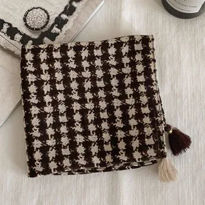 Foulard carré vintage à motif pied-de-poule et franges, élégant accessoire rétro pour femme.