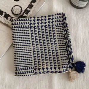 Foulard carré vintage pied-de-poule avec pompons élégants, accessoire de mode polyvalent.