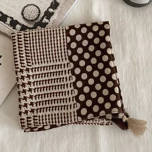 Foulard carré marron vintage avec motifs géométriques et franges élégantes pour femme.