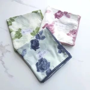 Gedetailleerde detailopname van vintage bloemen katoenen zakdoeken met kanten rand.