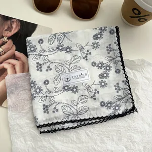 Retro katoenen kleine vierkante sjaal met bloemenprint en zwarte kanten rand.