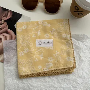 Vintage katoenen bloemzakdoek met delicate kanten rand, gedetailleerd stoffen overzicht.