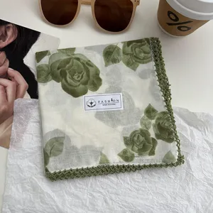 Retro katoenen bloemvormige vierkante sjaal met gehaakte kantrand, stijlvol haaraccessoire.