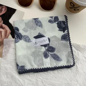 Vintage bloemvormige katoenen zakdoek met kantrand, stijlvolle vierkante sjaal voor dames.
