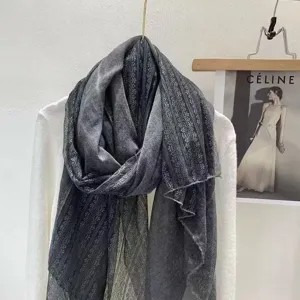 Γκρι δαντελωτό φουλάρι με λουλούδια, κομψό ευέλικτο αξεσουάρ μόδας για γυναίκες.