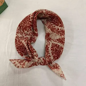 Retro floral print small neck scarf, vintage damask design square scarf for women daily wear.