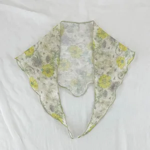 Vue détaillée d'un foulard triangulaire floral chic, accessoire léger et polyvalent.
