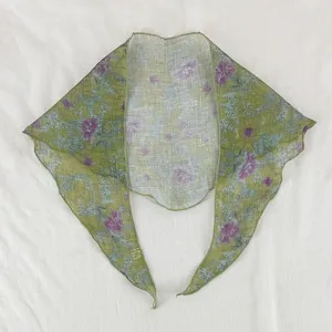 Foulard triangulaire imprime floral vert bandana accessoire de mode elegant pour femmes