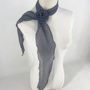 Foulard fleuri avec fleur de rose amovible, accessoire de cou élégant pour femmes.