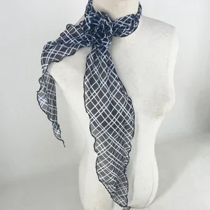 Écharpe chic à motif grille noir et blanc avec rose 3D, foulard polyvalent de printemps femme.