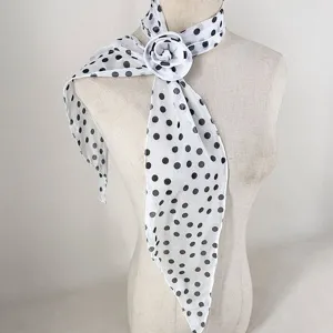 Foulard blanc a pois chic avec rose amovible, elegante echarpe de cou de printemps pour femmes.