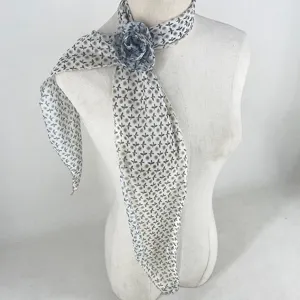 Foulard en soie imprimé étroit avec fleur de rose amovible pour femme élégante