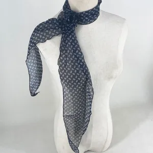 Foulard de cou floral chic avec accent de rose amovible, accessoire léger élégant.