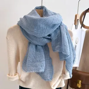 Bufanda azul arrugada de encaje estilo coreano, accesorio cálido y elegante para mujeres.