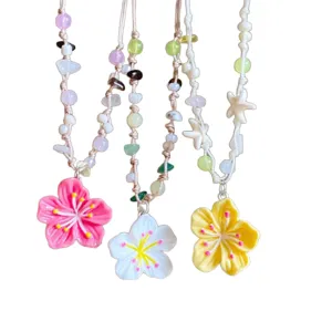 Graziosa collana con ciondolo a fiore perlinato colorato, gioiello estivo alla moda.