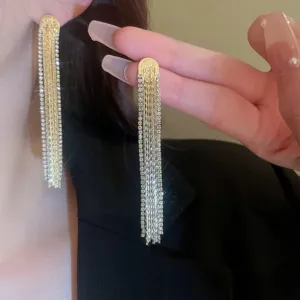 Lunghi orecchini pendenti con nappe di strass, gioielli luminosi di lusso per feste e donne.
