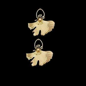 Filigrane goldene Blatt Flügel Ohrringe Detail, modischer Metall Ohrhänger Statement Schmuck.