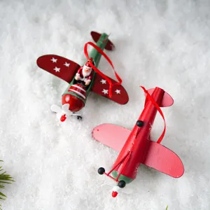 Gros plan détail d'un ornement de suspension d'avion en métal de Noël sur de la neige.