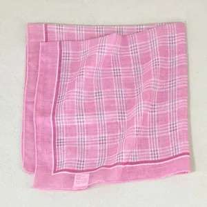 Chique roze geruite sjaal, elegante vierkante halsdoek en stijlvol haaraccessoire voor dames.