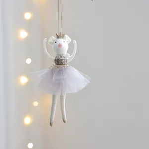 Kerstballet muis hangend ornament met een gouden kroon en tutu voor in de boom.