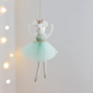 Close-up van een charmant kerstornament van vilt in de vorm van een schattige ballerina muis.