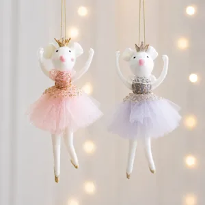 Schattige vilt muis ballerina kerstboom hangende decoratie met gouden kroon en tutu.
