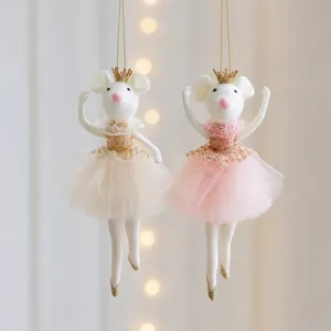 Vilt kerst muis ballerina hanger met gouden kroon voor kerstboom detail weergave.