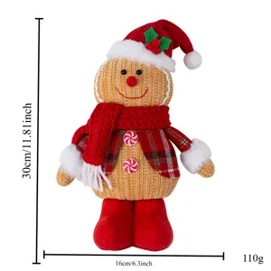 Gedetailleerd overzicht van de kerst peperkoekman pop, zacht gebreid pluche ontwerp.