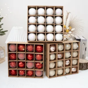 Set di palline di Natale in scatole, ornamenti festivi per alberi, rosso e bianco.