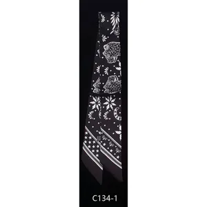 Elegante foulard twilly in seta bianco e nero con dettagli di stampa animale e geometrica.