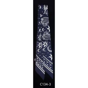 Sciarpa twilly in seta stampata blu scuro con motivo di leopardo bianco e floreale per donne.