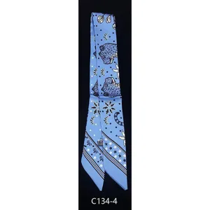 Elegante sciarpa twilly in seta blu con stampa leopardata e stelle per donna.