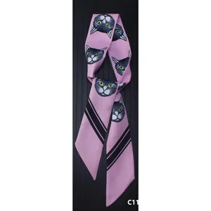 Sciarpa skinny rosa da donna con stampa di muso di gatto e eleganti strisce nere diagonali.