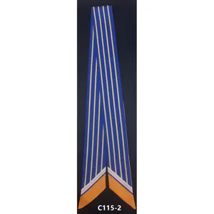 Dettaglio della sciarpa twilly a righe blu e gialle, elegante foulard in seta da donna.
