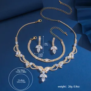Vista dettagliata del set di collana orecchini e bracciale nuziale in zircone scintillante.